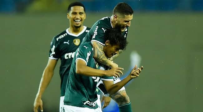 Com direito a golaço de Scarpa, Palmeiras vira sobre a Juazeirense na Copa do Brasil