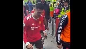 CR7 derruba celular de torcedor do Everton após derrota do United
