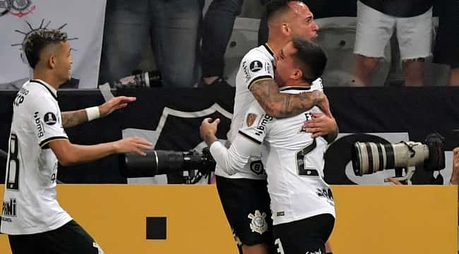 Em jogo com detenção por racismo, Maycon decide e Corinthians vence o Boca pela Libertadores