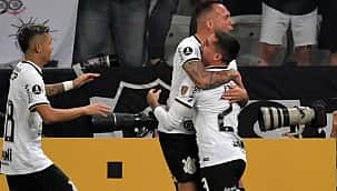 Em jogo com detenção por racismo, Maycon decide e Corinthians vence o Boca pela Libertadores