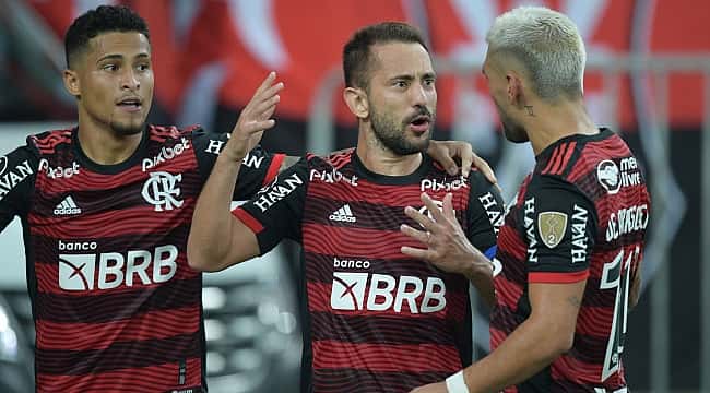 Éverton Ribeiro joga bem e Flamengo bate Talleres no Maracanã pela Libertadores
