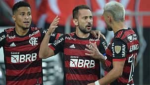 Éverton Ribeiro joga bem e Flamengo bate Talleres no Maracanã pela Libertadores