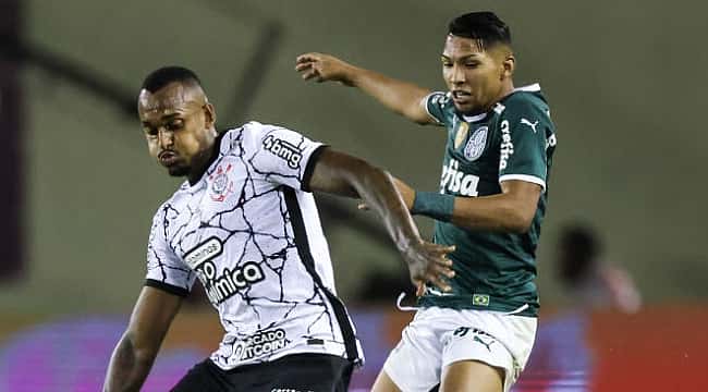 No Dérbi Paulista, Palmeiras goleia o Corinthians e vence a primeira no Brasileirão