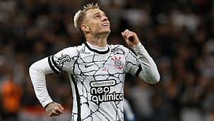 Róger Guedes marca três na vitória do Corinthians sobre o Avaí em Itaquera