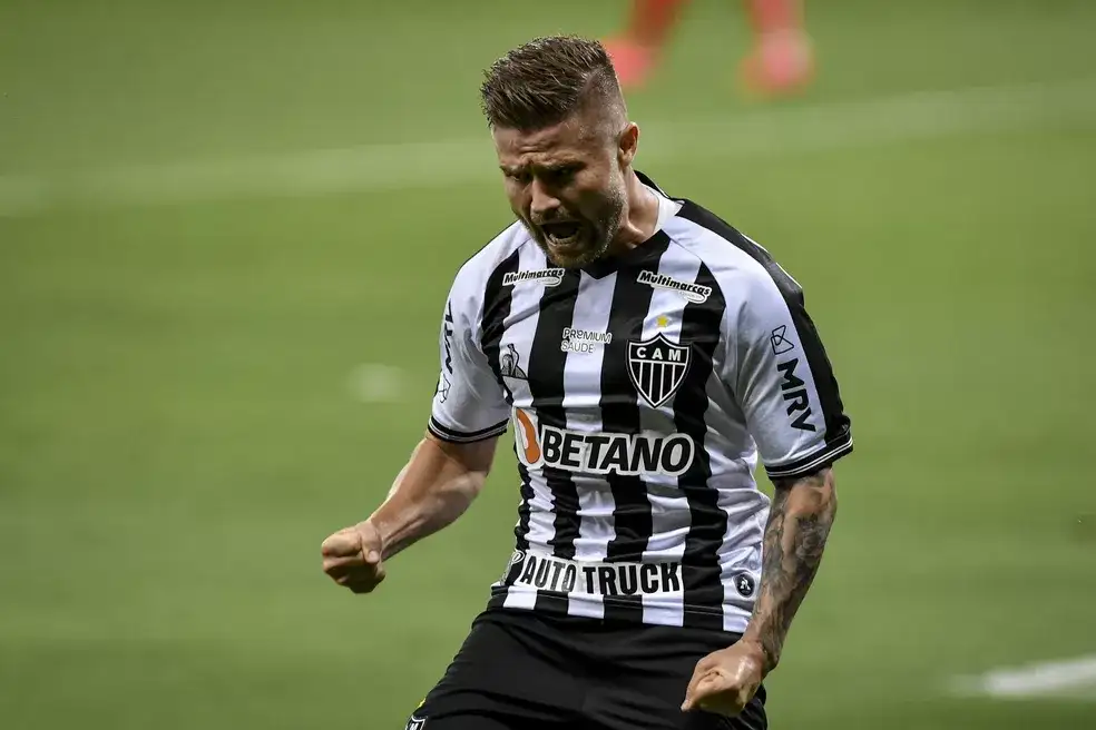 Sem Hulk, Sasha faz hat-trick e Atlético-MG abre vantagem sobre Brasiliense na Copa do Brasil