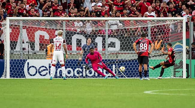 Terans faz de pênalti e Athletico-PR vence o Flamengo no Brasileirão