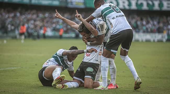 Léo Gamalho ofusca Ganso e Coritiba vira sobre o Fluminense 