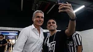 Luís Castro diz que o time do Botafogo precisa se acostumar a jogar com estádio cheio