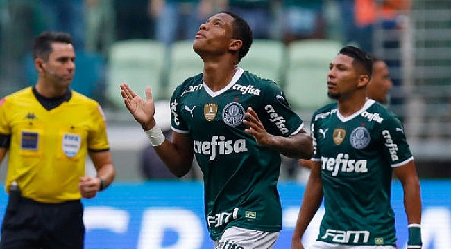 Dentro do Allianz Parque, Palmeiras vence Bragantino com gols de Danilo e Raphael Veiga