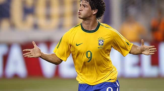 Pato admite exagero em baladas e acredita que ainda pode disputar a Copa do Mundo