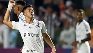 Santos empata com Banfield, deixa o campo vaiado, mas avança às oitavas da Sul-Americana