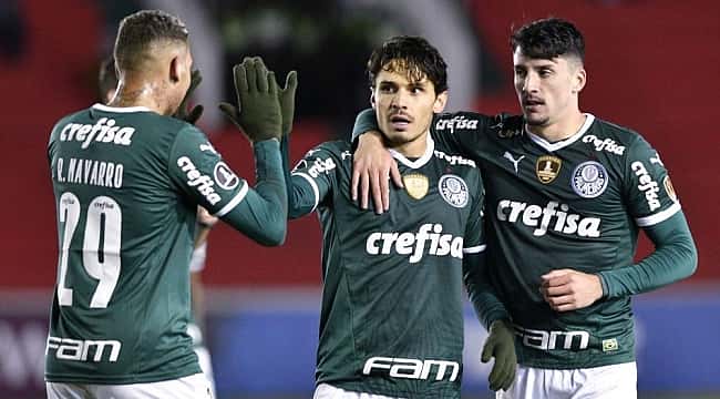 Veiga faz três, Palmeiras goleia Petrolero e se classifica para as oitavas da Libertadores