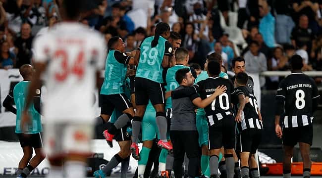 Botafogo bate o São Paulo, volta a vencer após cinco jogos e deixa a zona de rebaixamento