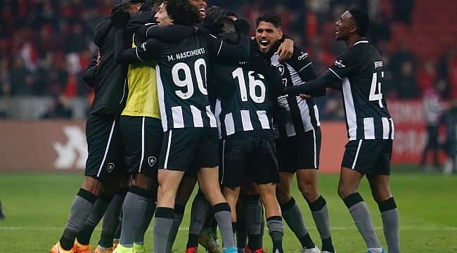 Botafogo supera erro do árbitro, vira sobre o Inter e impõe 1ª derrota ao técnico Mano Menezes