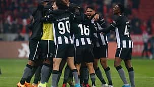 Botafogo supera erro do árbitro, vira sobre o Inter e impõe 1ª derrota ao técnico Mano Menezes