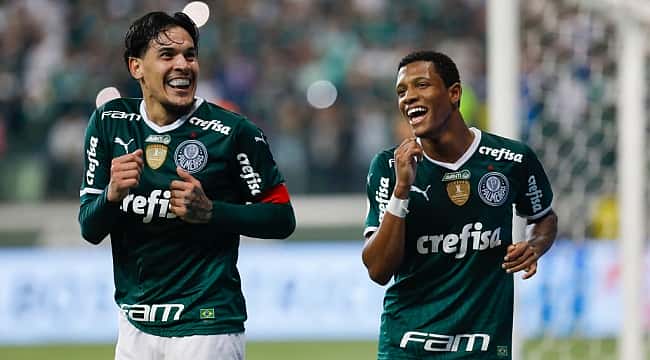 Palmeiras marca quatro gols em sete minutos, vira sobre Atlético-GO e dispara na liderança