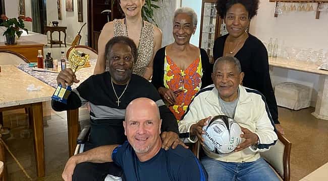 Rei Pelé celebra "pequena vitória" com a família e manda recado para Putin