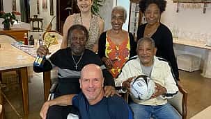 Rei Pelé celebra "pequena vitória" com a família e manda recado para Putin