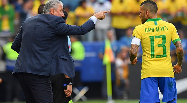 Tite elogia Dani Alves, mas cita condição para convocá-lo para a Copa do Mundo de 2022