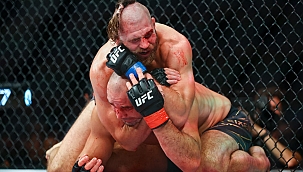 UFC 275: Glover Teixeira é finalizado por Prochazka e perde o cinturão após lutaça; veja os resultados