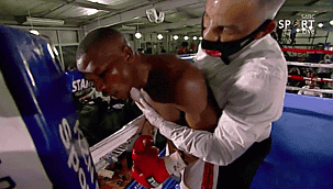 VÍDEO: Boxeador morre após sofrer hemorragia e ficar desorientado no ringue