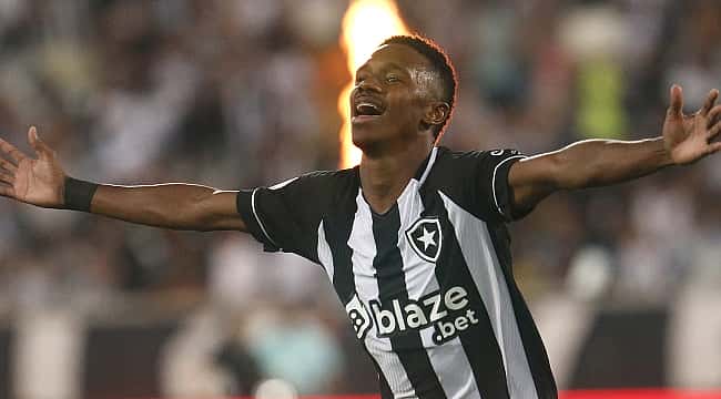 Botafogo vence o Athletico-PR no Nilton Santos