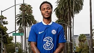 Chelsea oficializa a contratação de Sterling
