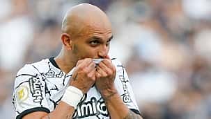 Com dois de Fábio Santos, Corinthians vence Atlético e chega à vice-liderança do Brasileirão