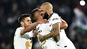 Dani Alves dá assistência no fim e evita derrota do Pumas em sua estreia no futebol mexicano