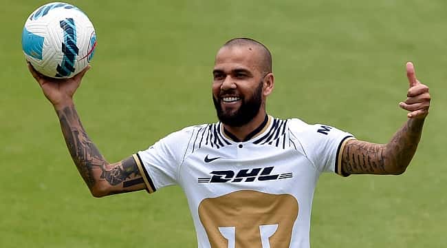 Daniel Alves é anunciado como reforço do Pumas