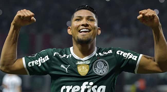 Gol de bicicleta de Rony "quebra" a internet