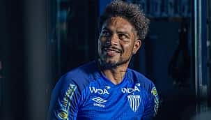 Paolo Guerrero é o novo reforço do Avaí; peruano assina contrato até o fim do Brasileirão