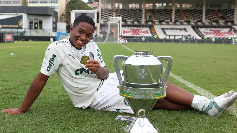 Endrick faz 16 anos e assina com o Palmeiras até 2025