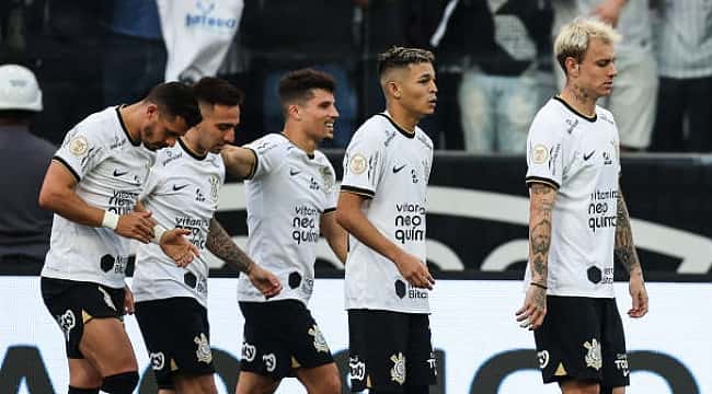 Rodinei faz contra e Corinthians vence o Flamengo