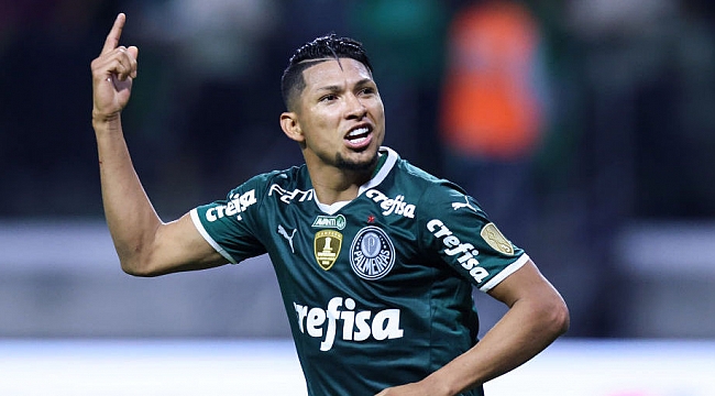 Rony faz de bicicleta, Palmeiras goleia e está nas quartas da Libertadores