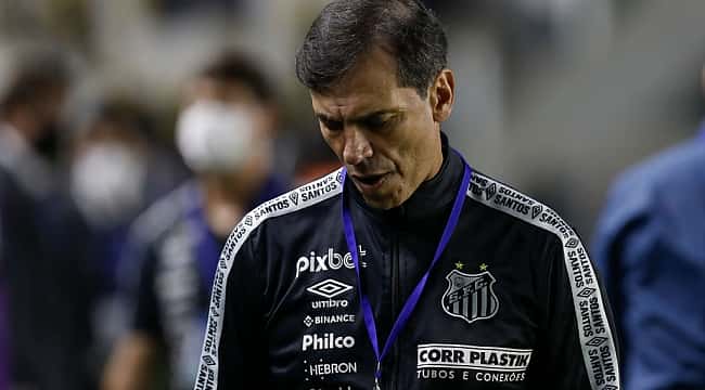 Santos demite Bustos após eliminação na Sul-Americana; outros 6 profissionais deixam o clube