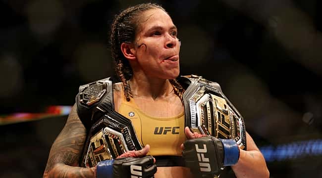 UFC 277: Amanda Nunes bate Julianna Peña e retoma o cinturão peso-galo; veja os resultados
