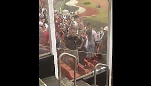 VÍDEO: Torcedor do São Paulo imita macaco para torcida do Flu; Tricolor repudia gestos racistas