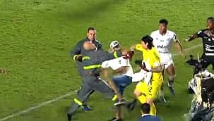 VÍDEO: Torcedor do Santos invade gramado e agride Cássio após eliminação na Copa do Brasil