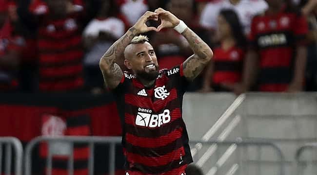 Vidal marca e Flamengo atropela o Atlético-GO
