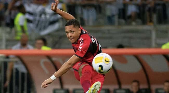Athletico-PR vira sobre o Galo no fim