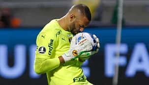 Com dois expulsos, Palmeiras vence o Atlético nos pênaltis e está na semi da Libertadores