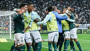 Com gol contra de Roni, Palmeiras bate o Corinthians e dispara na liderança