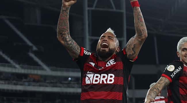 Com gol de Arturo Vidal, Flamengo vence o Botafogo e chega à vice-liderança do Brasileirão