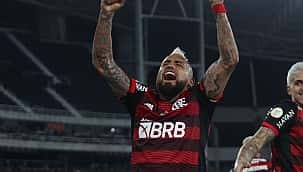 Com gol de Arturo Vidal, Flamengo vence o Botafogo e chega à vice-liderança do Brasileirão