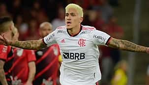 Com gol de bicicleta de Pedro, Flamengo vence o Athletico e avança às semis da Copa do Brasil