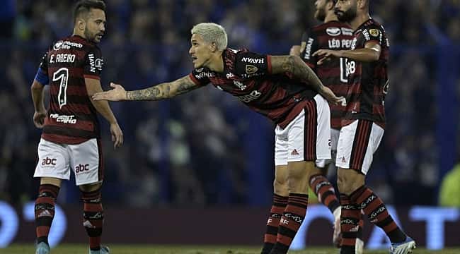 Com hat-trick de Pedro, Flamengo goleia Vélez na Argentina e se aproxima da final da Libertadores
