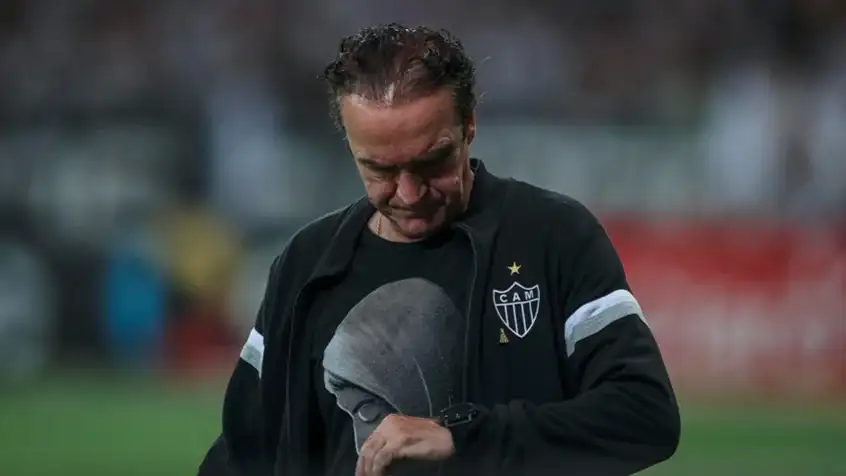 Cuca chora e ironiza Abel após vitória do Atlético-MG