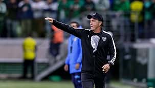 Cuca reclama de "ferrolho" do Palmeiras após eliminação na Libertadores; Abel Ferreira rebate 