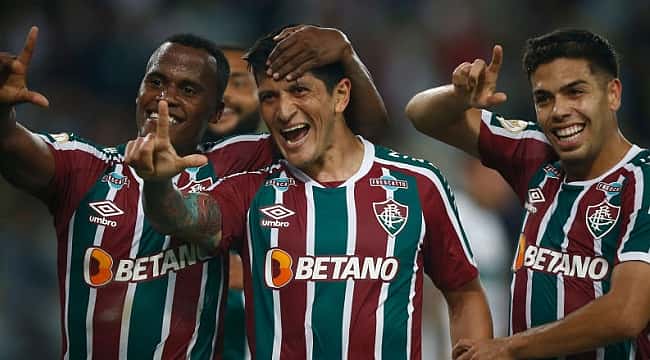 Fluminense goleia o Coritiba e assume a vice-liderança